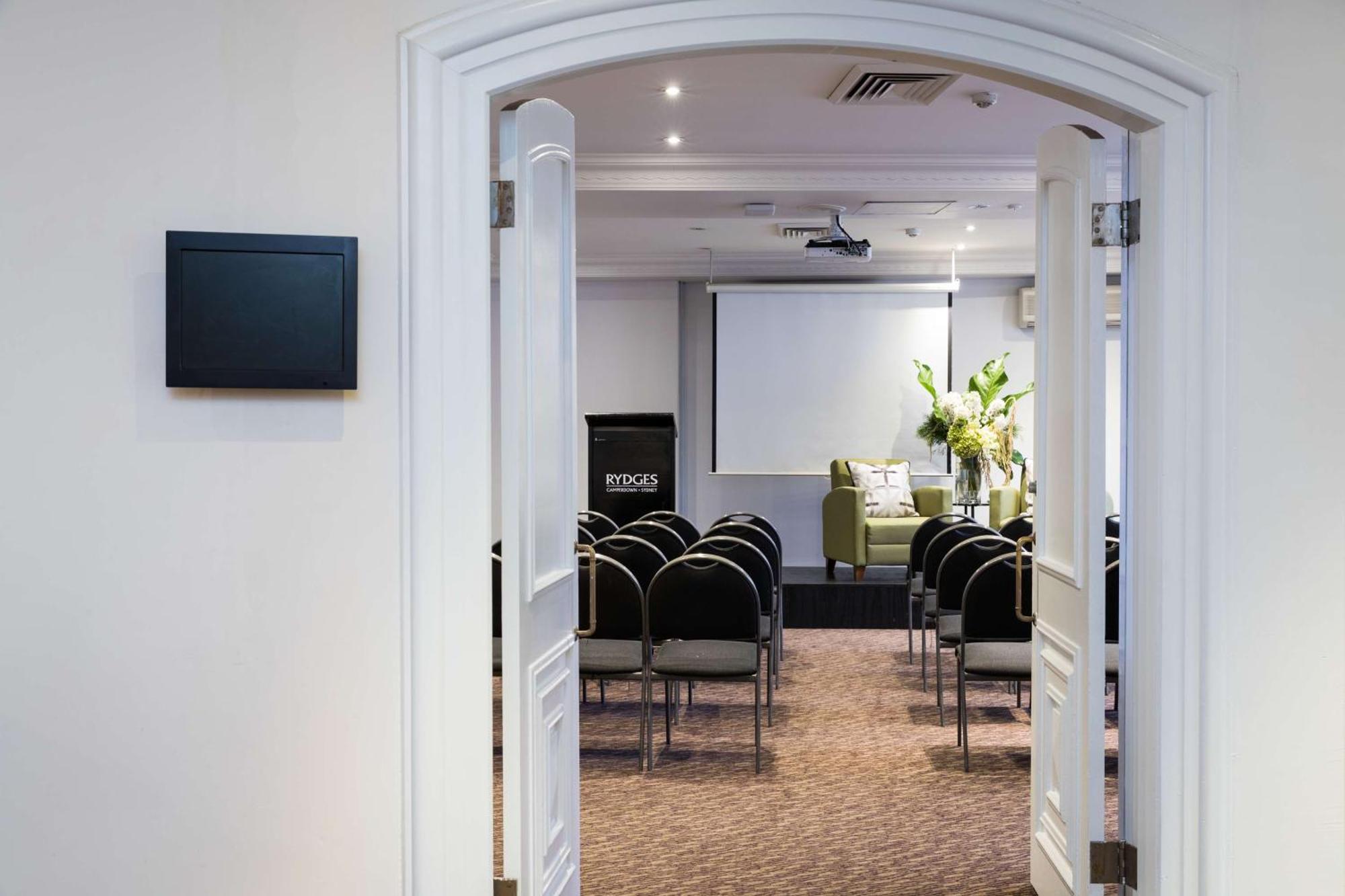 6 Airport Hotels Near Hyde Park That Bridge City and Sky