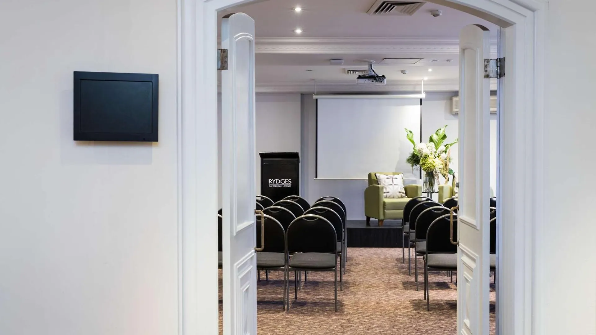 6 Airport Hotels Near Hyde Park That Bridge City and Sky