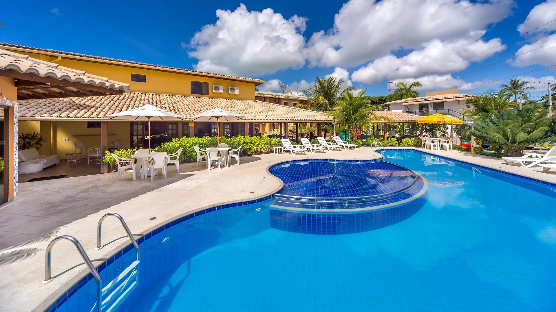 Staying Near Memorial of Discovery: 3 Romantic Hotels Compared