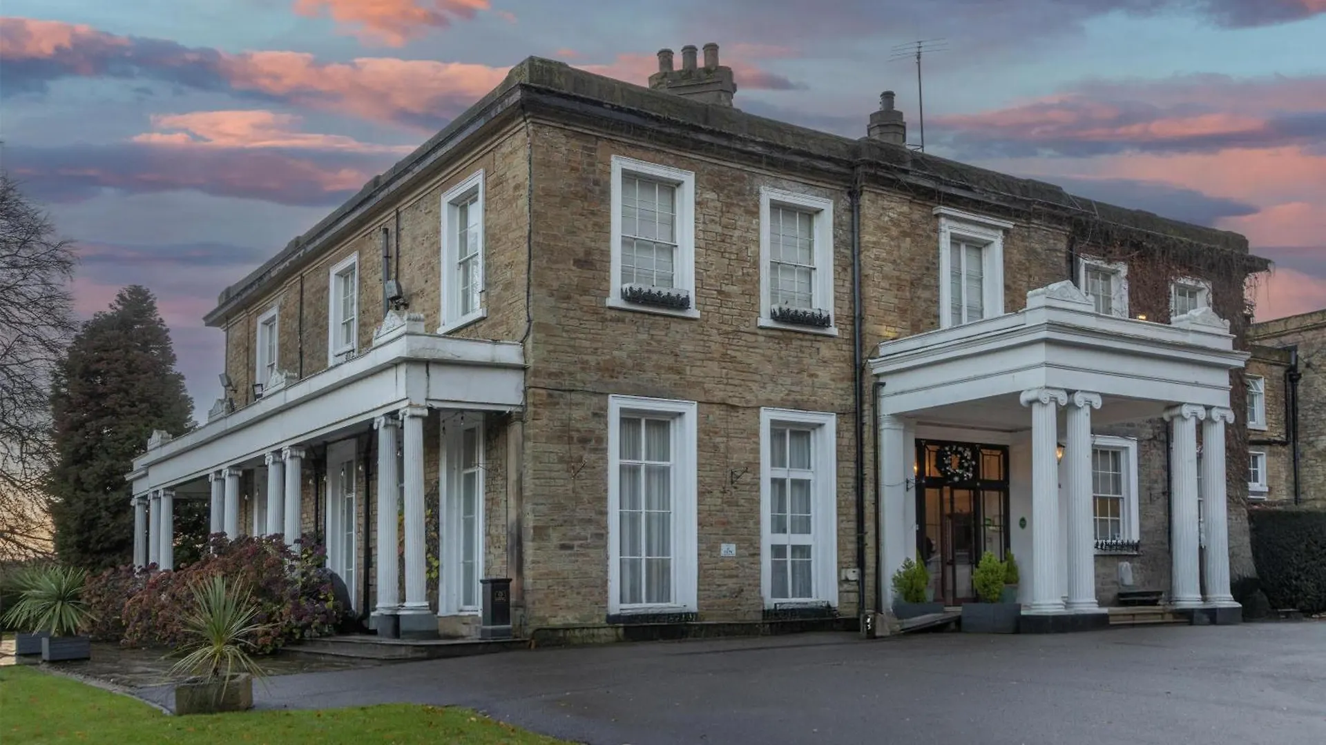4 Family Hotels Close to Linacre Reservoirs, Chesterfield