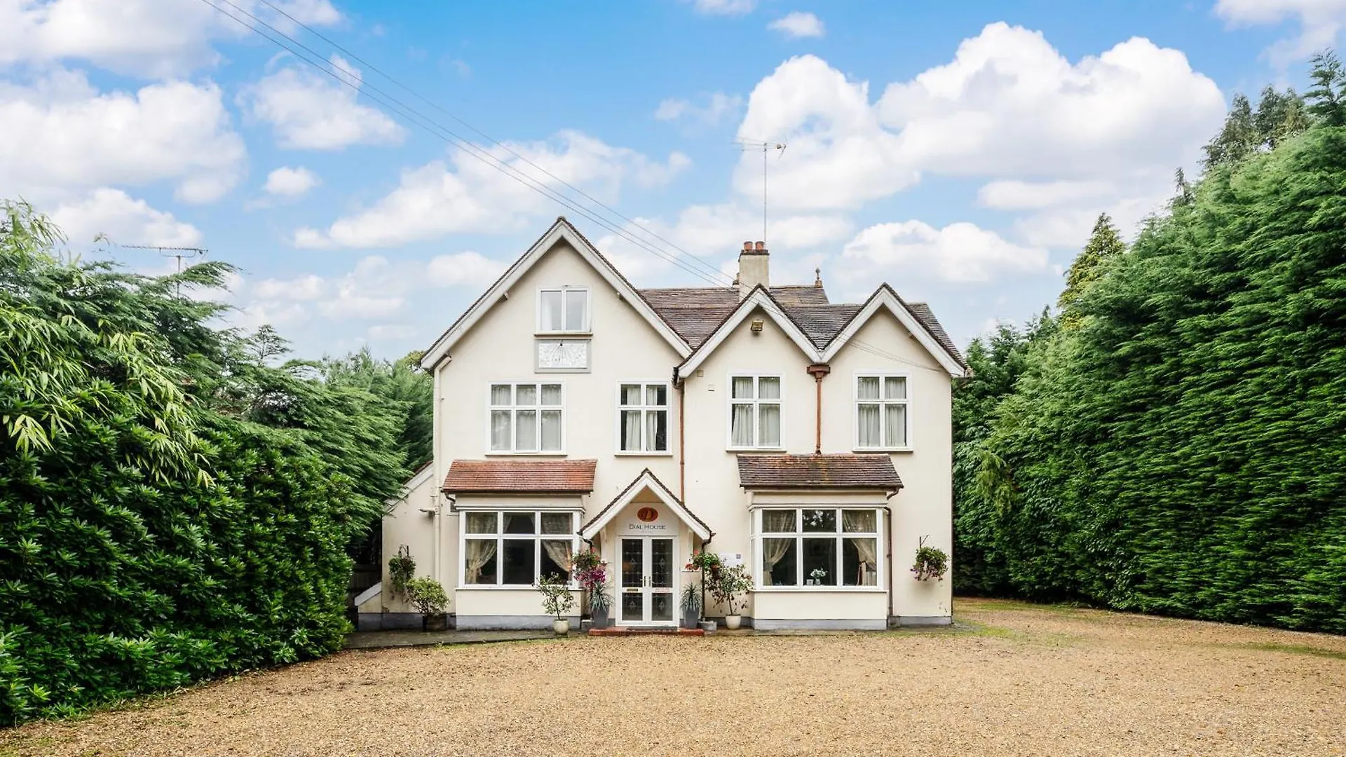 4 Smart Hotels Near Mill Ride Golf Club Worth Booking