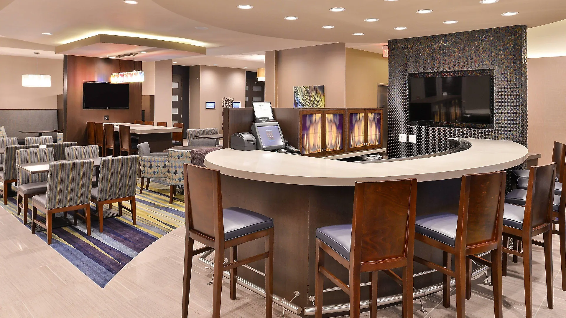 Staying Near Nash Square: 6 Business Hotels Compared