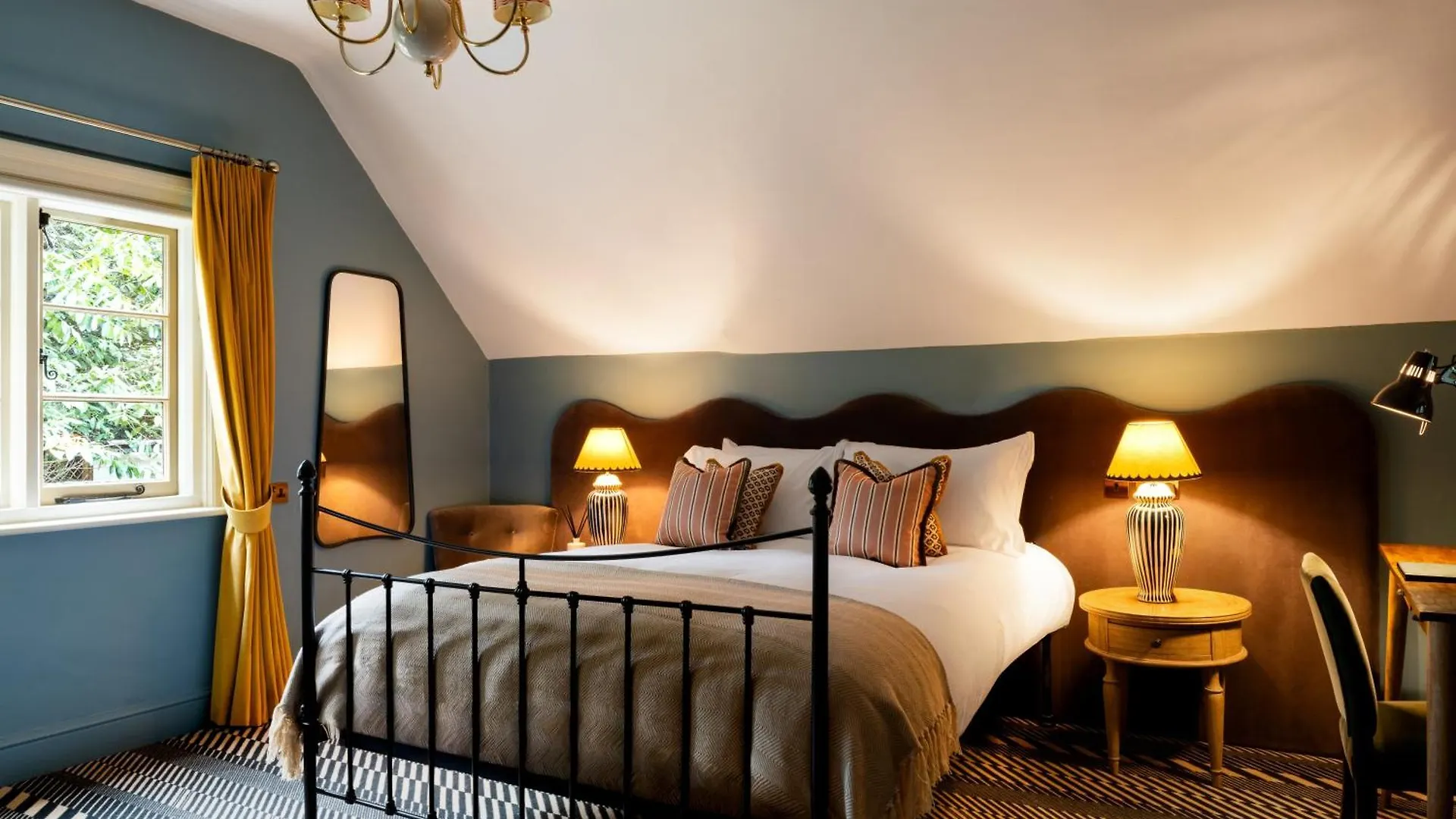 6 Romantic Stays Close to University of Reading Library