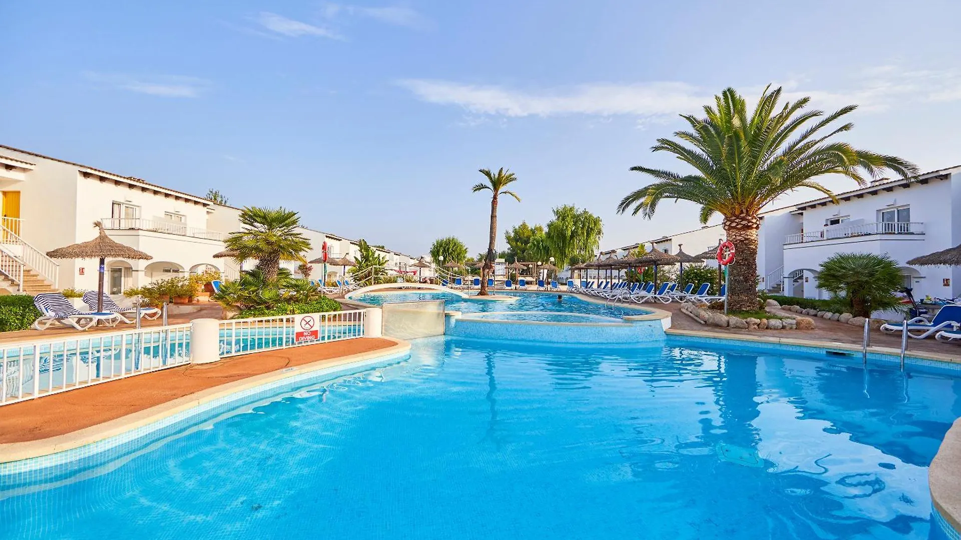 Staying Near Parroquia Carmen: 11 Family Hotels Compared