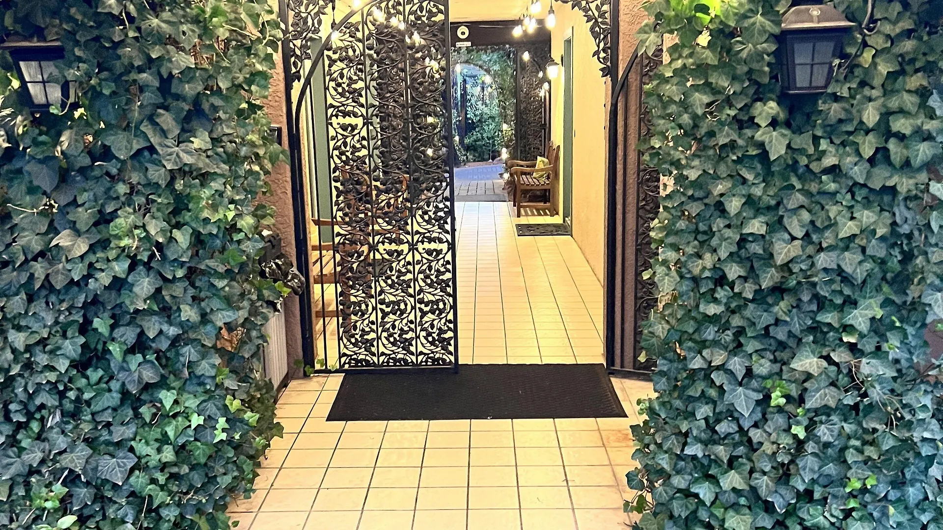 4 Couple Hotels Near Red Rock State Park With Real Staying Value
