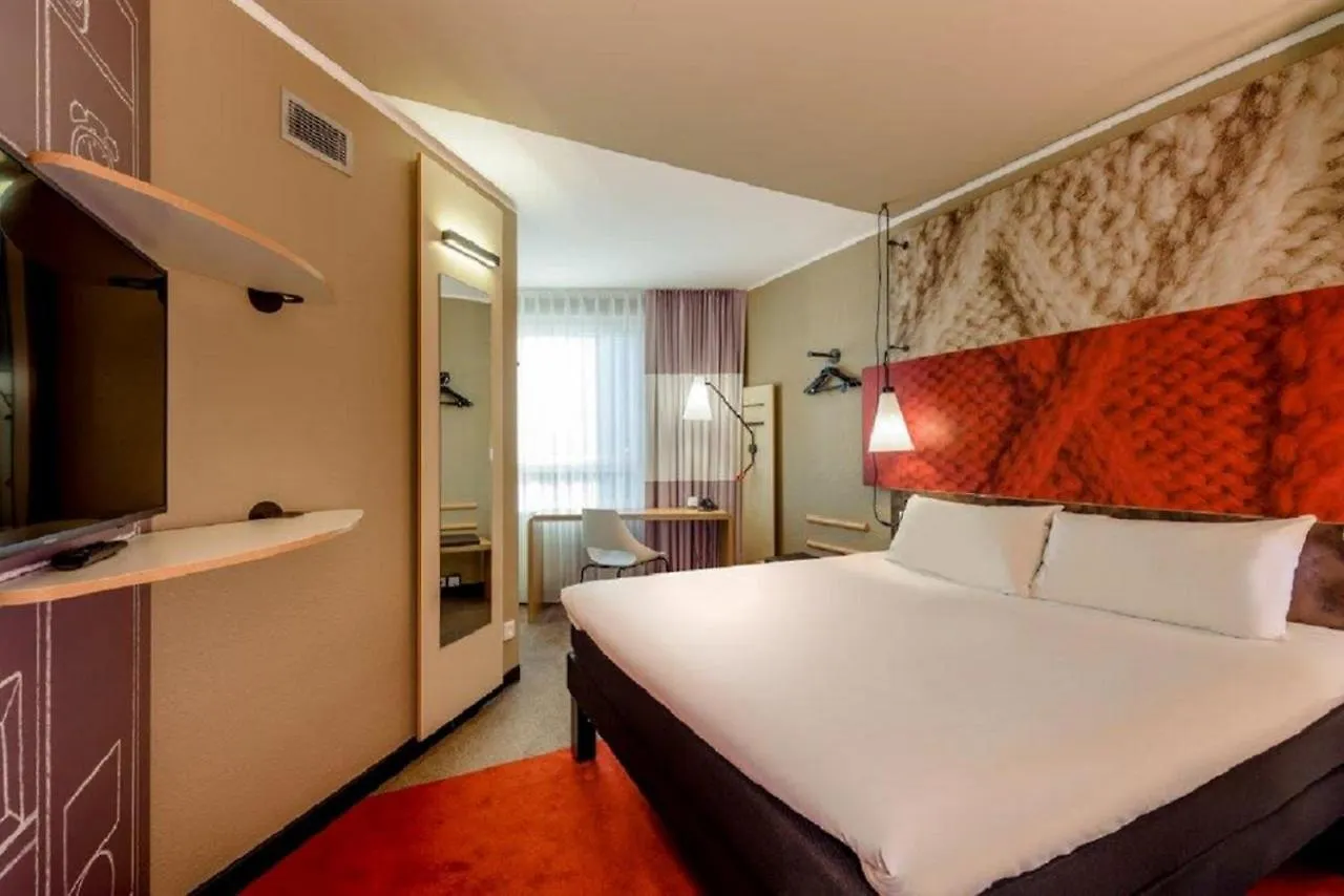 Staying Near Lanxess Arena: 15 Central Cologne Hotels Compared