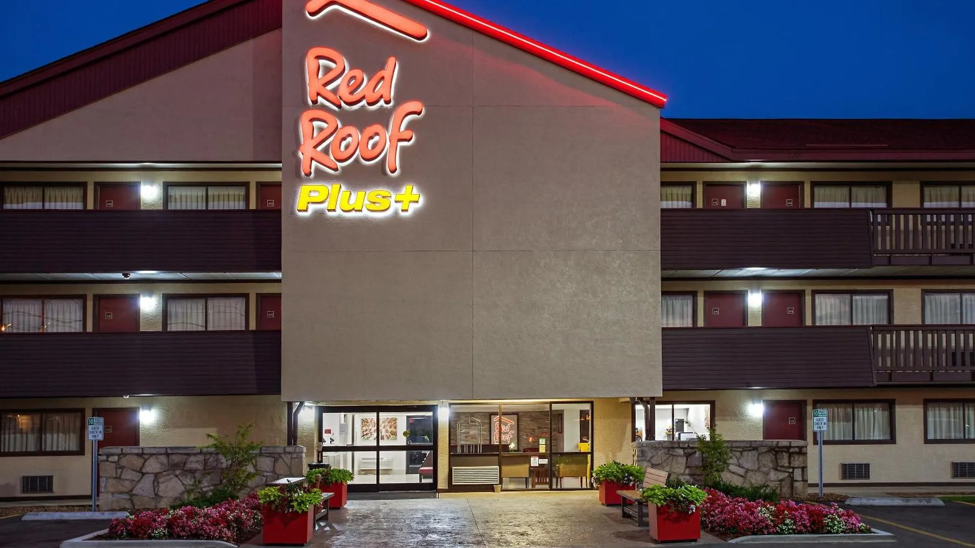 5 Airport Hotels Near Lane Motor Museum Worth Booking
