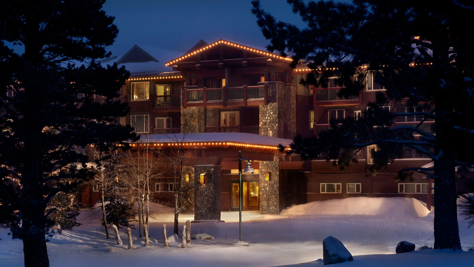 6 Top-Rated Resorts Close to Chair 7: Mammoth Mountain