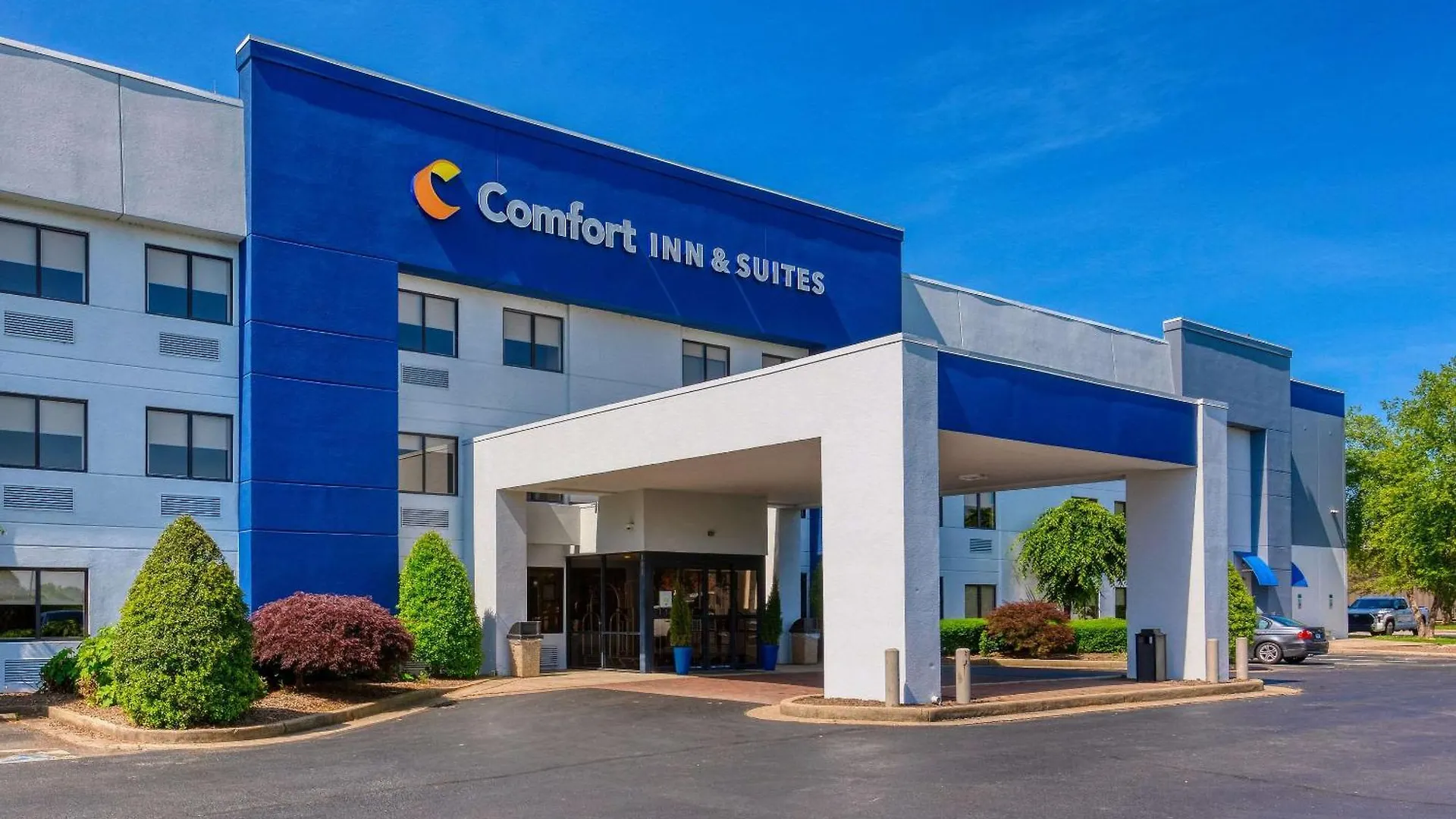 4 Business Hotels Close to Great Clips Festival Shopping Center