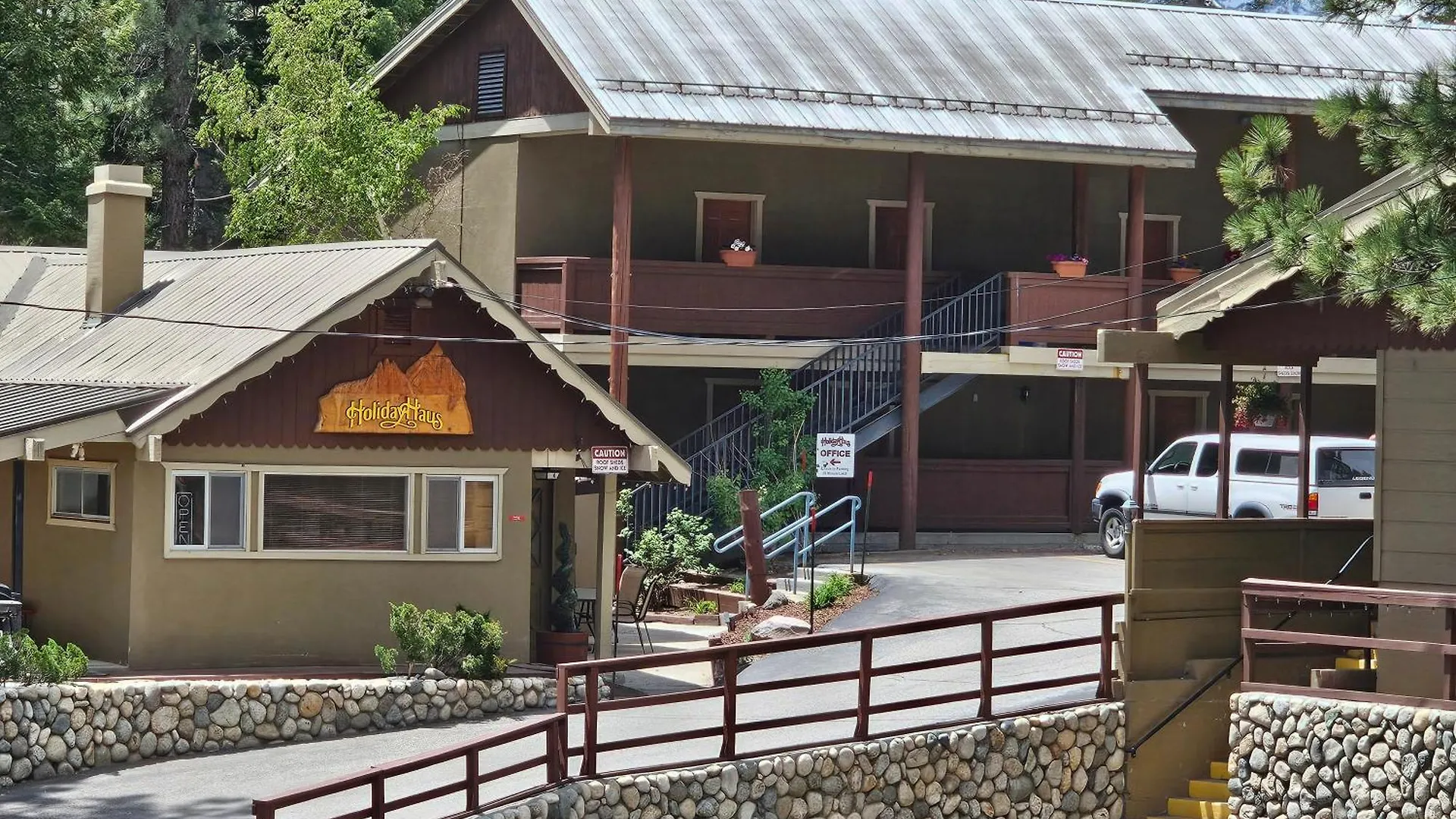 Where to Stay Near Chair 7: 4 Central Mammoth Hotels