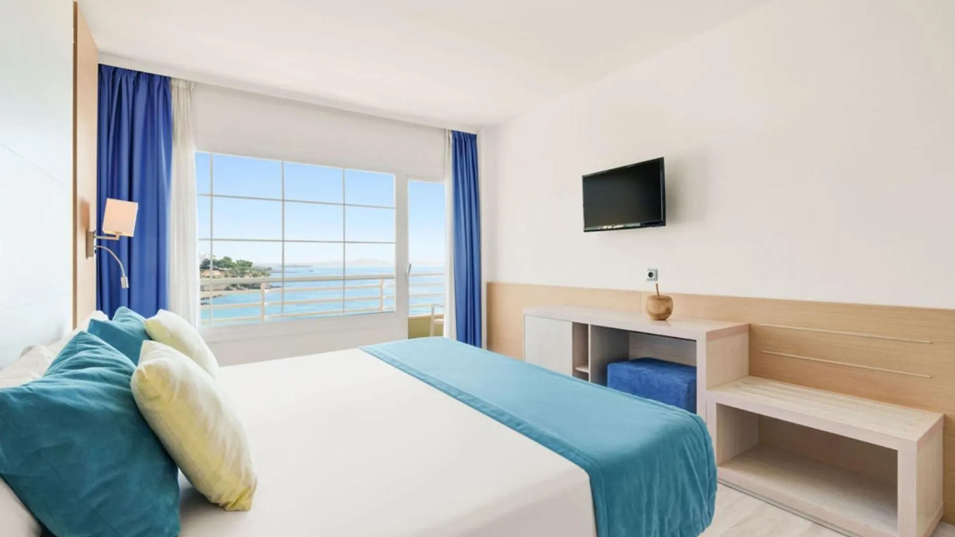 5 Beach Hotels Close to San Carlos Castle Worth Booking