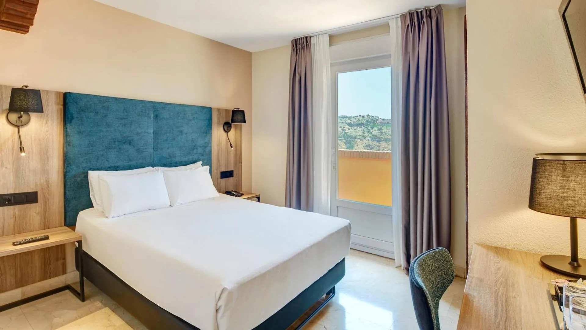 Staying Near El Artificio de Juanelo: 4 Resorts Compared