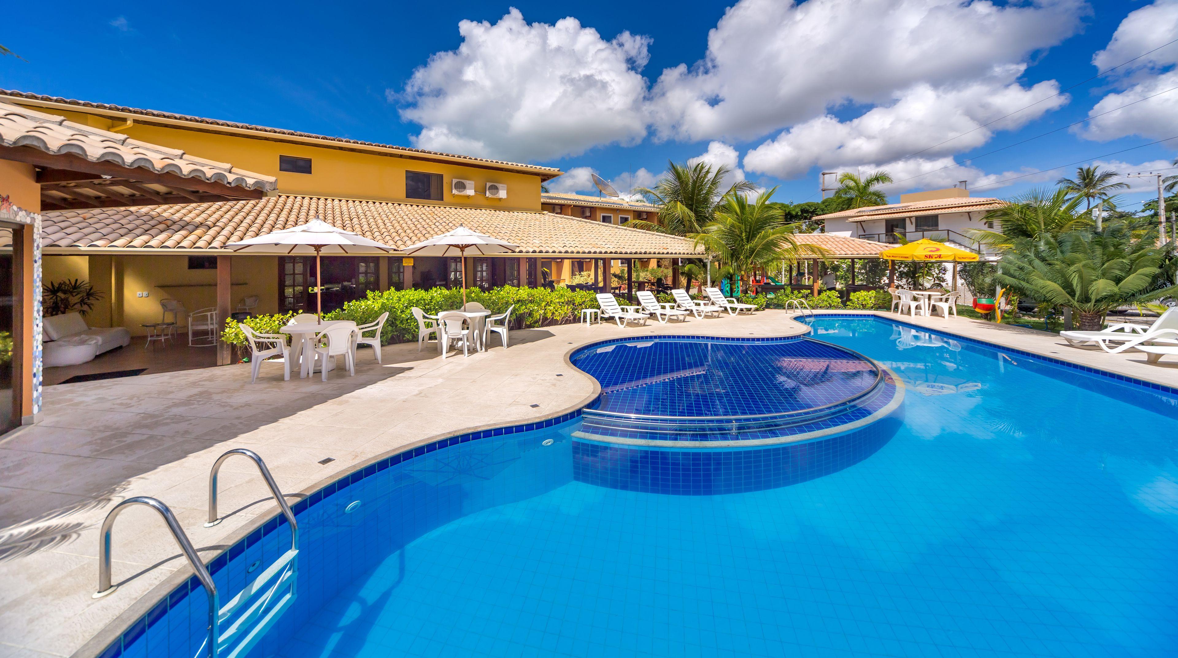 Staying Near Memorial of Discovery: 3 Romantic Hotels Compared