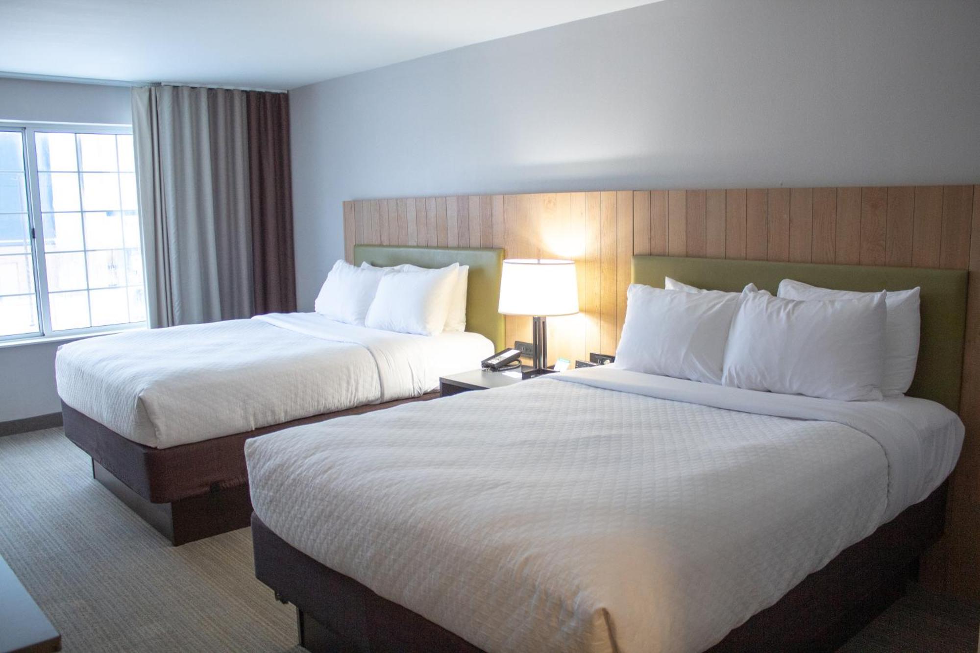 15 Business Hotels Around Lake Michigan That Deliver