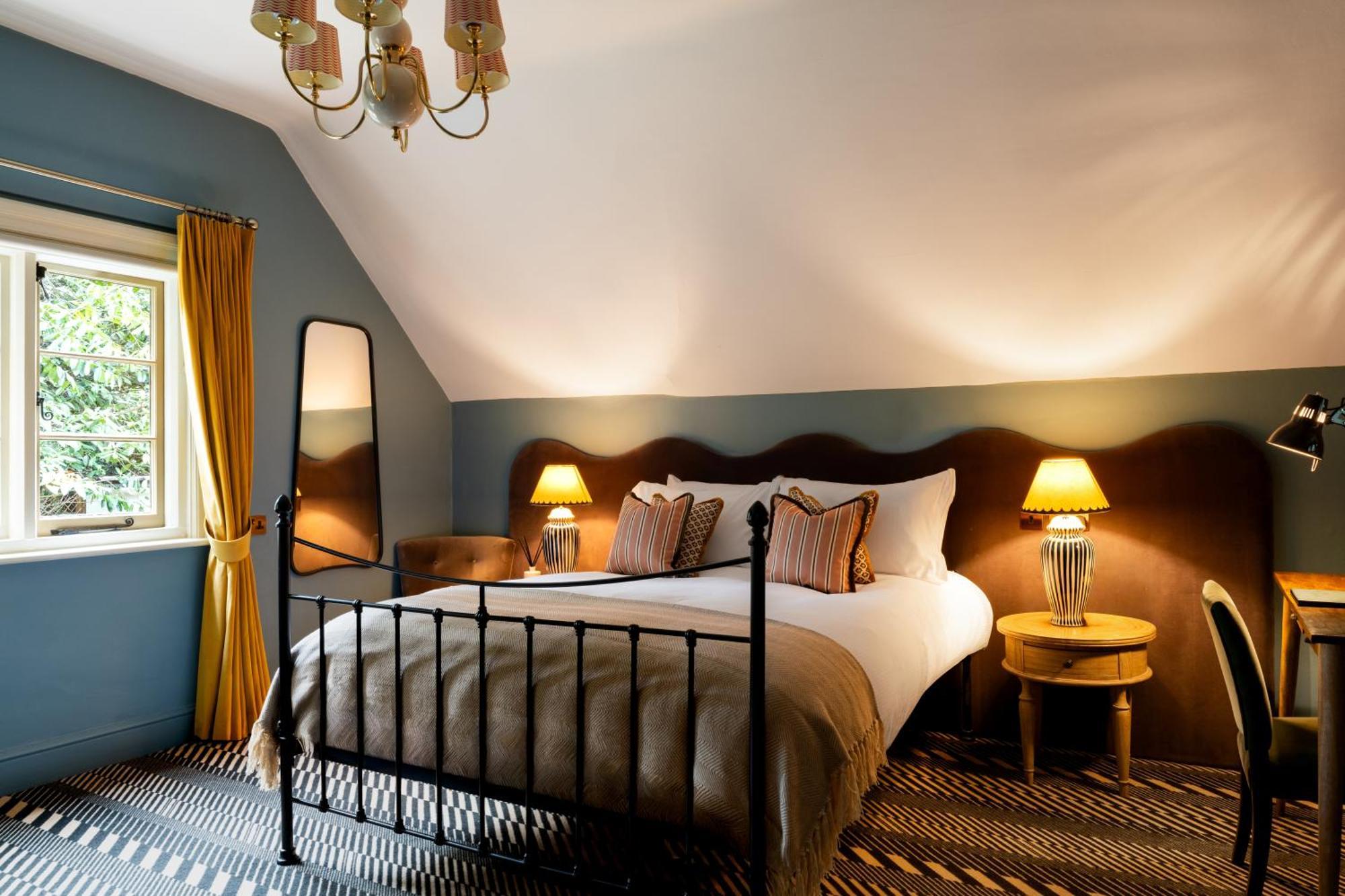 6 Romantic Stays Close to University of Reading Library