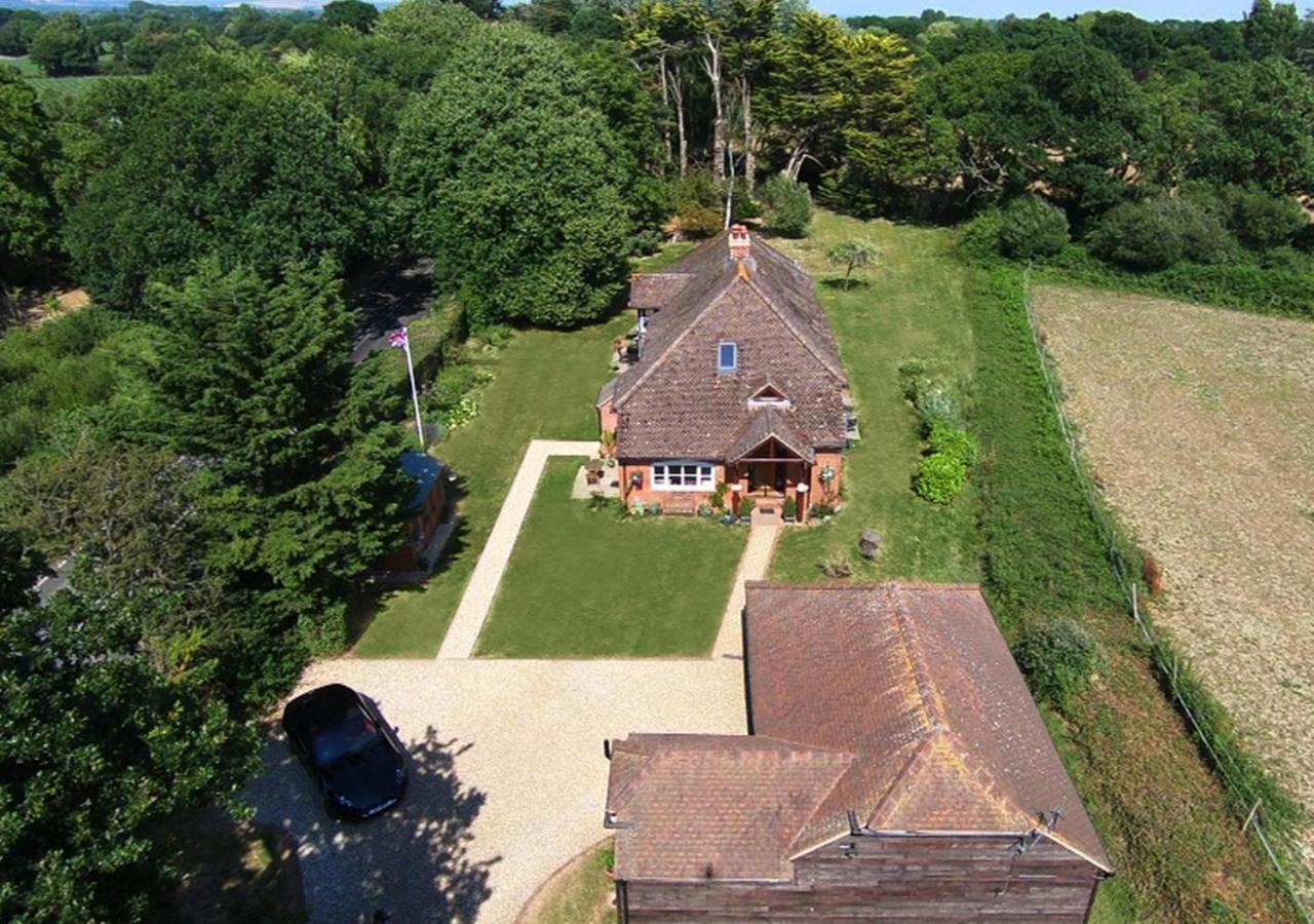 4 Top-Rated Couple Hotels Close to South Downs Planetarium