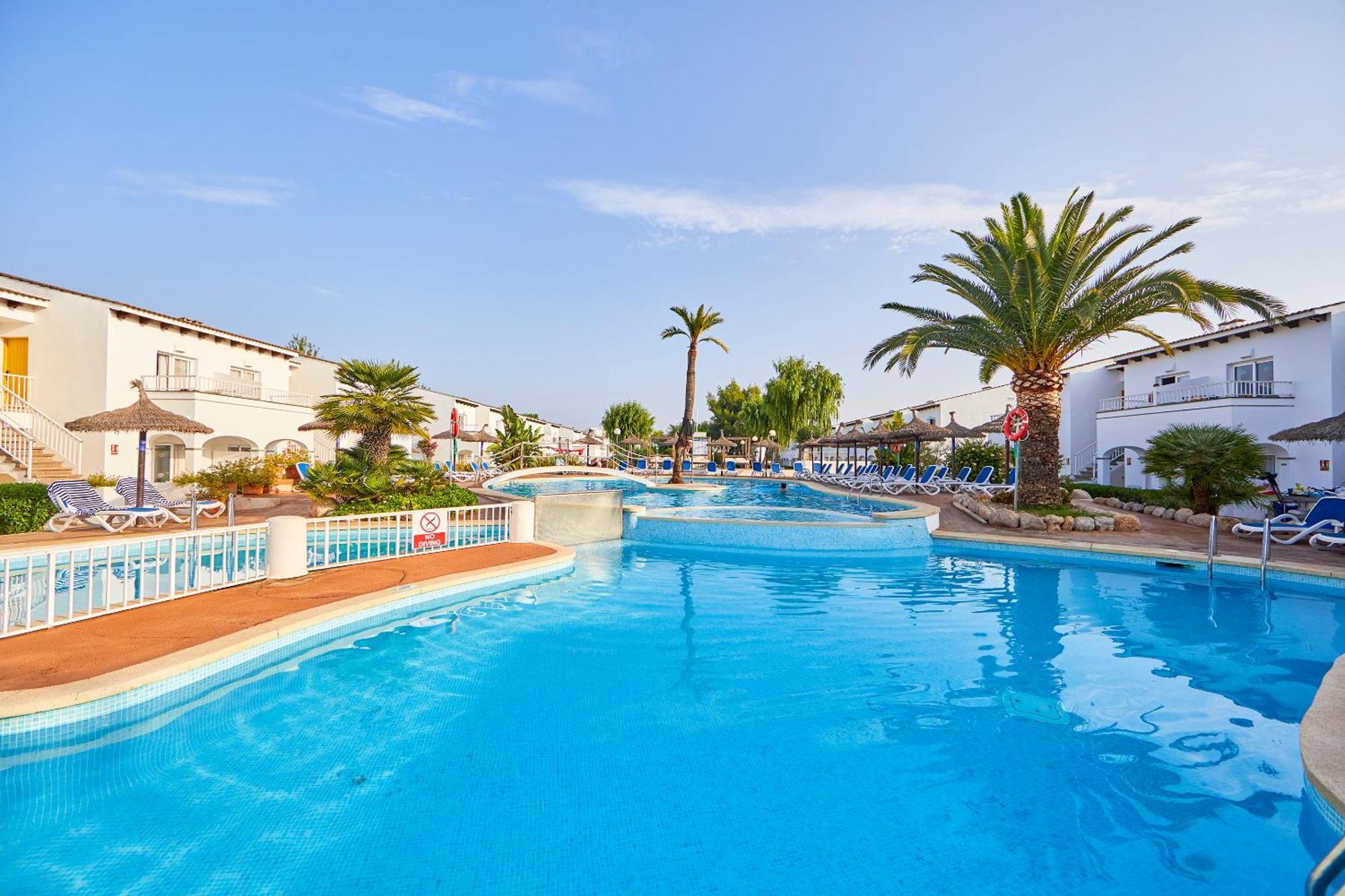 Staying Near Parroquia Carmen: 11 Family Hotels Compared
