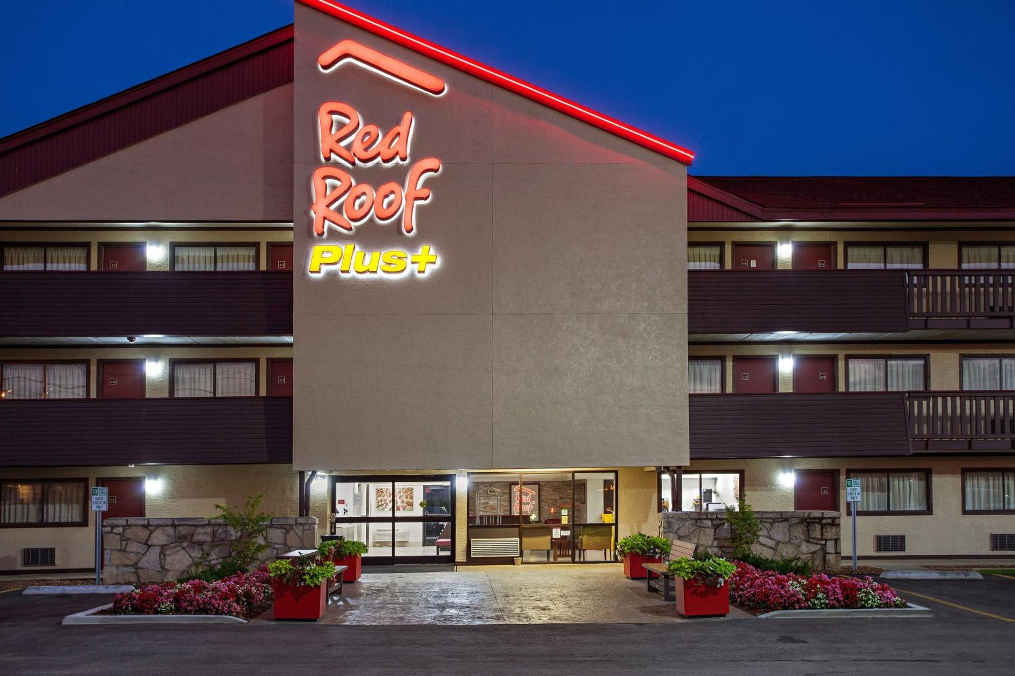 5 Airport Hotels Near Lane Motor Museum Worth Booking