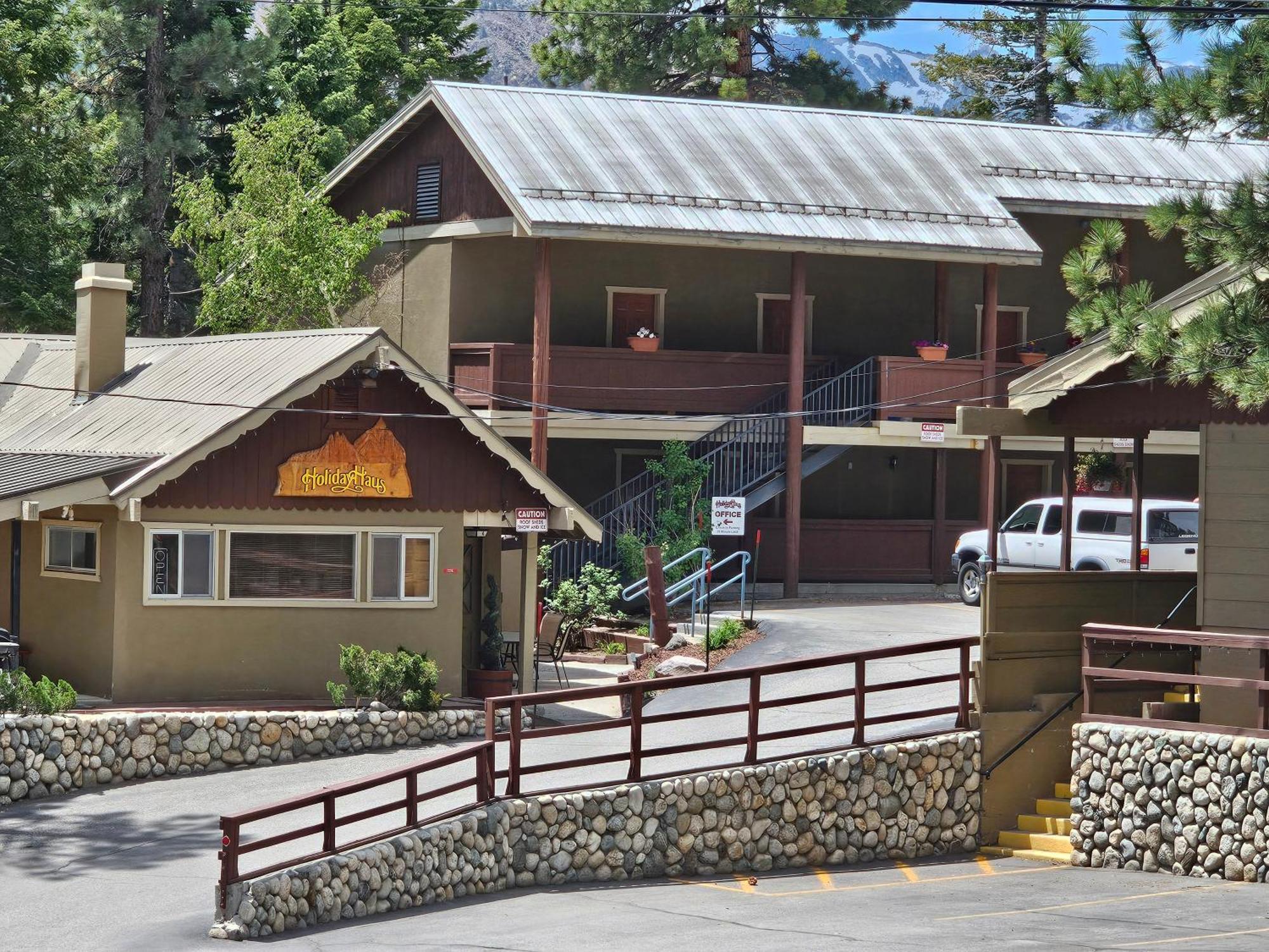 Where to Stay Near Chair 7: 4 Central Mammoth Hotels